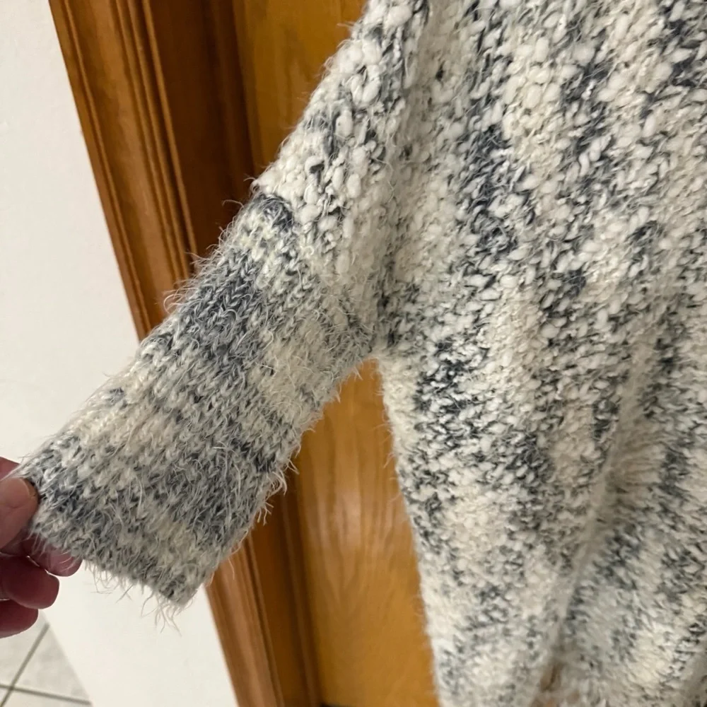 Umgee Chunky Knit Sweater Frayed Hem Oversized White/Gray Poncho Women’s Sz M/L